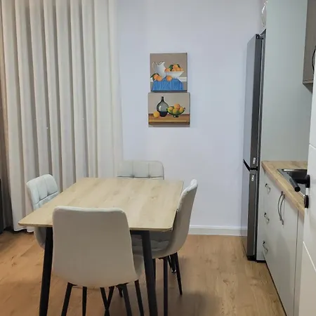 Cozy 2 Bedroom In Myslym Shyri * טיראנה