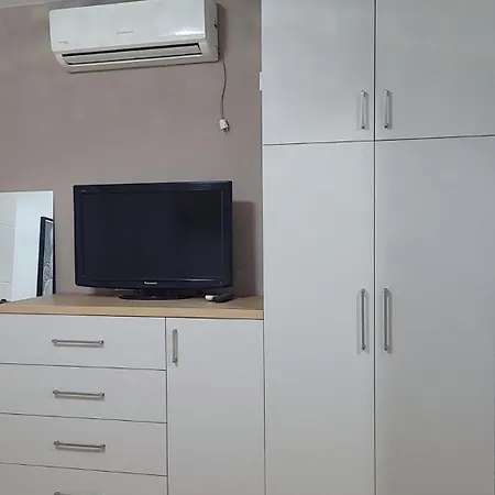 Cozy 2 Bedroom In Myslym Shyri דירה *