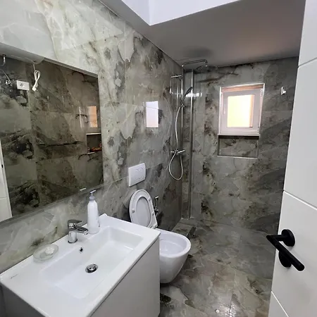Cozy 2 Bedroom In Myslym Shyri *