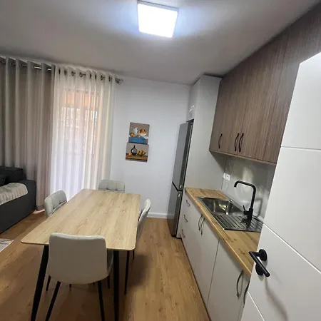Cozy 2 Bedroom In Myslym Shyri דירה טיראנה