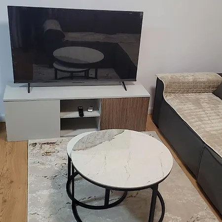 Cozy 2 Bedroom In Myslym Shyri דירה *