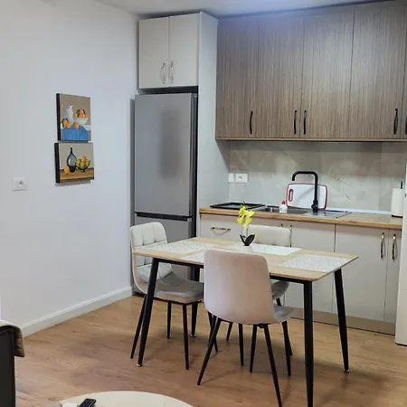Cozy 2 Bedroom In Myslym Shyri