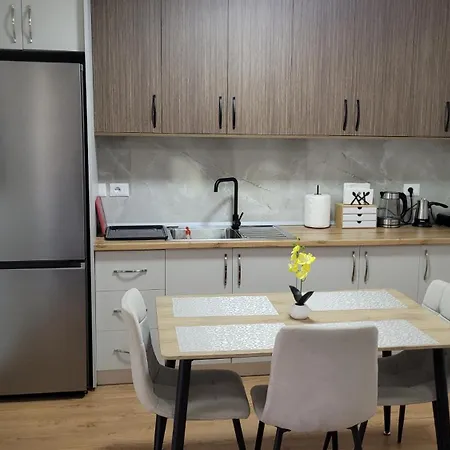 Cozy 2 Bedroom In Myslym Shyri * טיראנה
