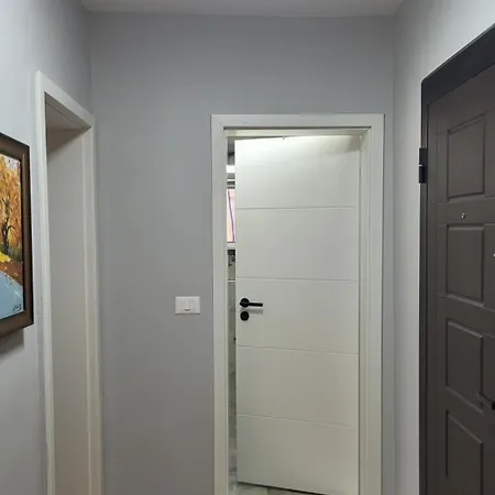 Cozy 2 Bedroom In Myslym Shyri *