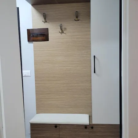 Cozy 2 Bedroom In Myslym Shyri דירה