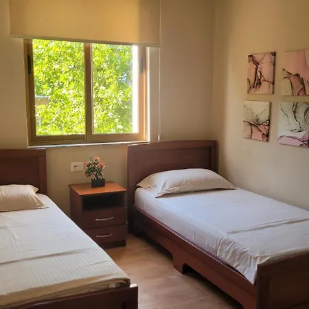 Cozy 2 Bedroom In Myslym Shyri דירה טיראנה
