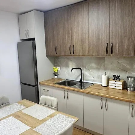 Cozy 2 Bedroom In Myslym Shyri טיראנה