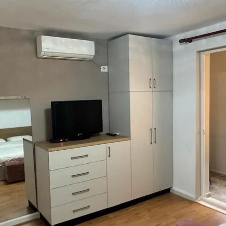 Cozy 2 Bedroom In Myslym Shyri דירה טיראנה
