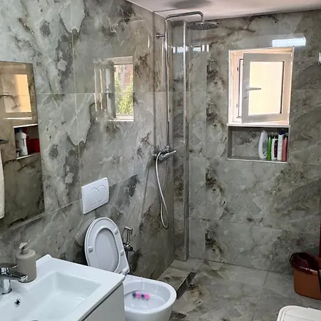 Cozy 2 Bedroom In Myslym Shyri דירה טיראנה