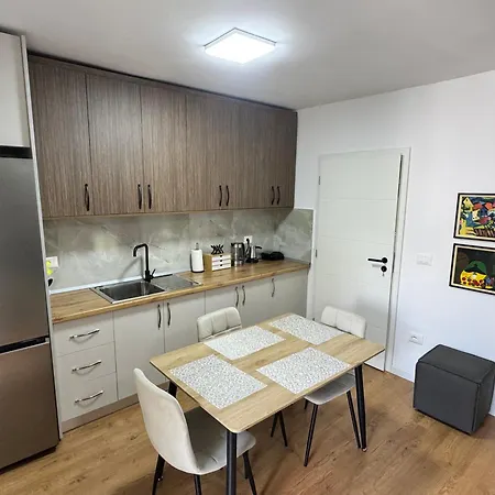 Cozy 2 Bedroom In Myslym Shyri דירה