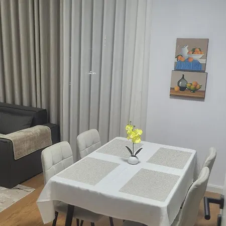 Cozy 2 Bedroom In Myslym Shyri * טיראנה