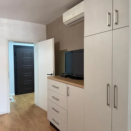 Cozy 2 Bedroom In Myslym Shyri Appartement *