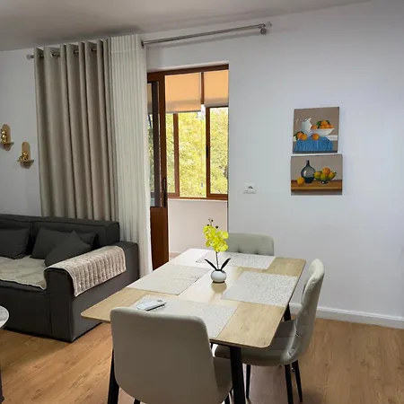 Cozy 2 Bedroom In Myslym Shyri Appartement
