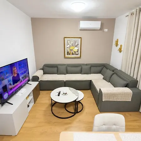 Cozy 2 Bedroom In Myslym Shyri *
