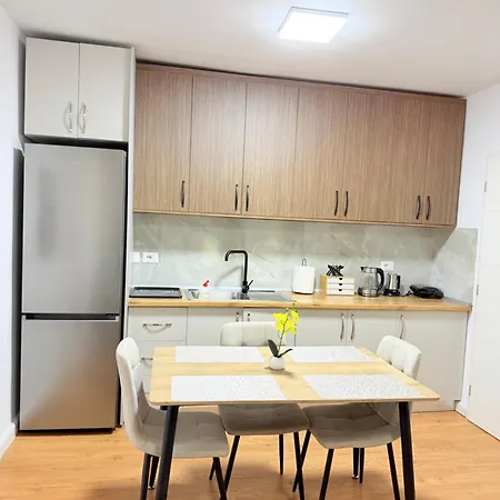 דירה Cozy 2 Bedroom In Myslym Shyri *