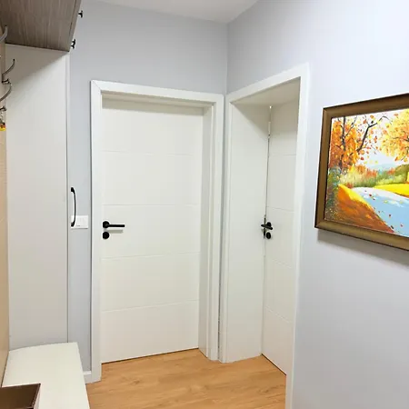 Cozy 2 Bedroom In Myslym Shyri דירה טיראנה