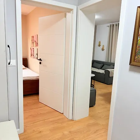 Cozy 2 Bedroom In Myslym Shyri شقة