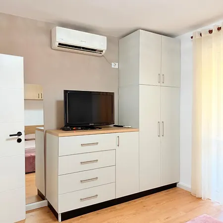 Cozy 2 Bedroom In Myslym Shyri *