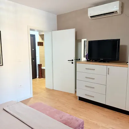 شقة Cozy 2 Bedroom In Myslym Shyri