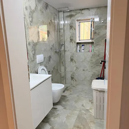 Cozy 2 Bedroom In Myslym Shyri شقة