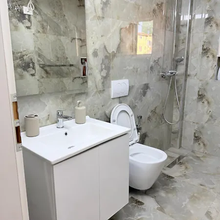 Cozy 2 Bedroom In Myslym Shyri דירה